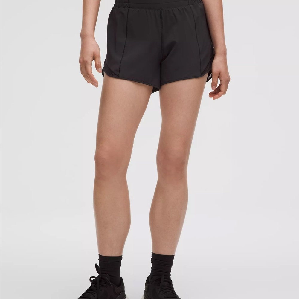 Lululemon high rise hotty hot shorts 4in